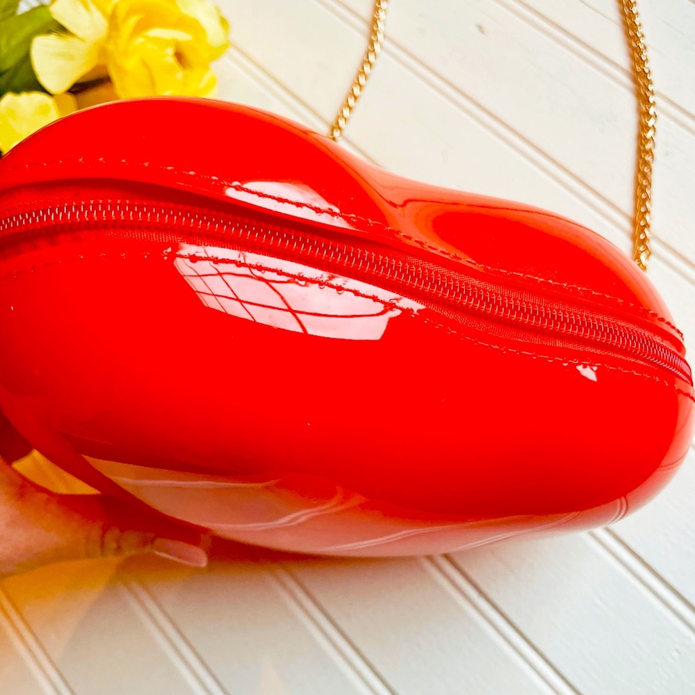 NWT DELUXITY LOS ANGELES RED AND GOLD HEART CROSSBODY PURSE- PROM